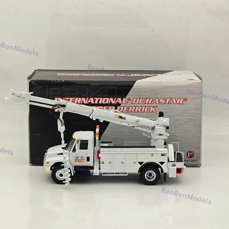 1/34 FIRST lnternational DuraStar Digger Derrick White DIECAST Model 10-4057