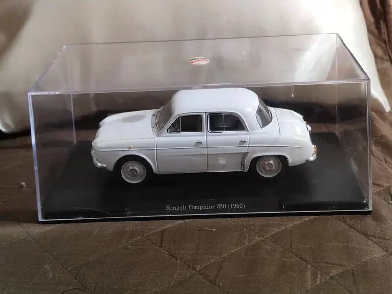 Auto vintage 1° ediz. RENAULT DAUPHINE 850 del 1960   Mai aperta.
