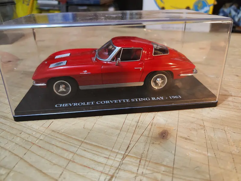 AUTO VINTAGE - Chevrolet Corvette Sting ray del 1963 .  Con fascicolo  NUOVA