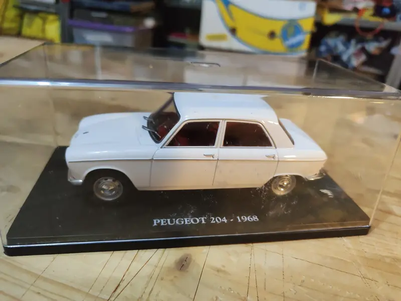 AUTO VINTAGE. Peugeot 204 del 1968.  Con fascicolo  NUOVA