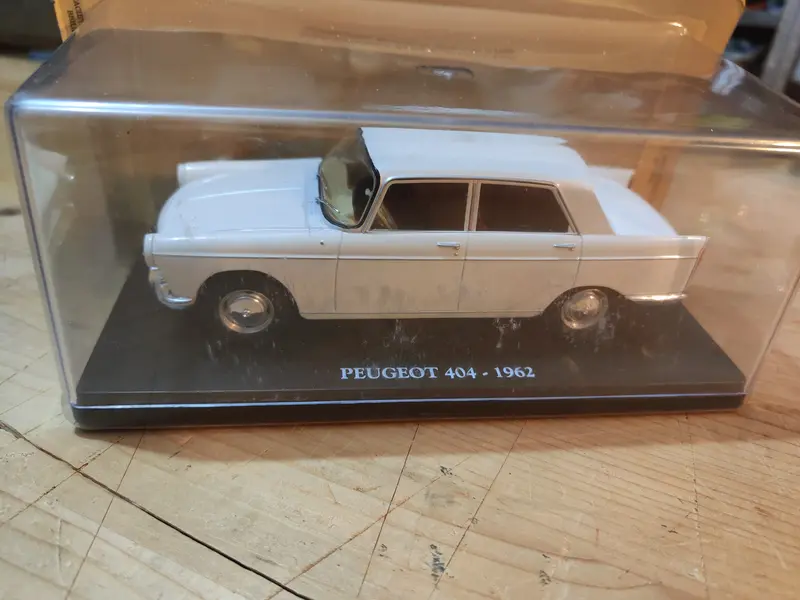 AUTO VINTAGE. Peugeot 404 del 1962.  Con fascicolo  NUOVA