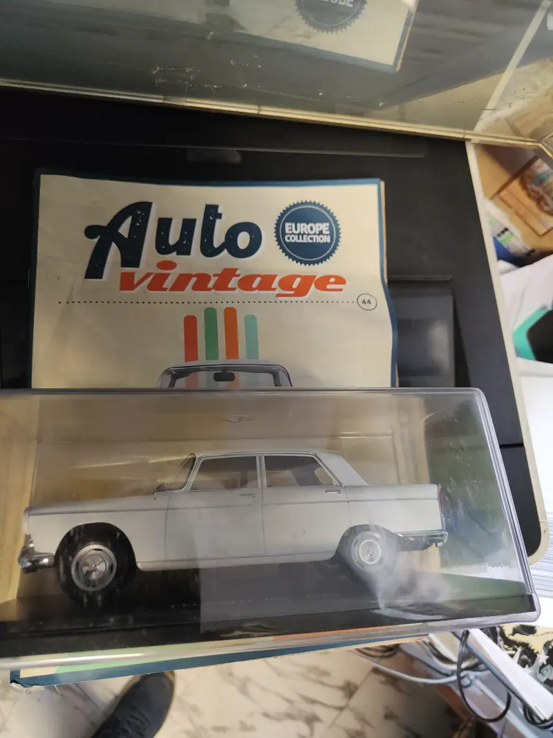AUTO VINTAGE. Peugeot 404  del 1962.   Con fascicolo  NUOVA
