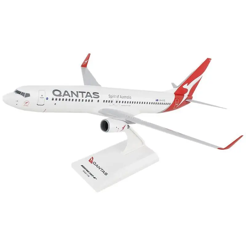 Boeing 737-800 Commercial Aircraft "Qantas Airways" (VH-VYE) White with Red Tail (Snap-Fit) 1/130 Plastic Model by Skymarks