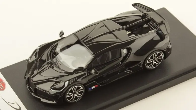 BUGATTI DIVO GLOSSY CARBON BLACK 1