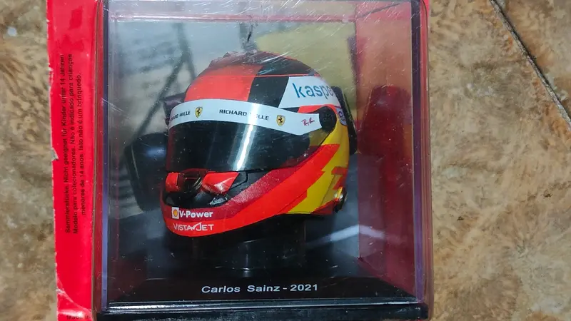 Caschi Ferrari - Carlos Saintz. 2021