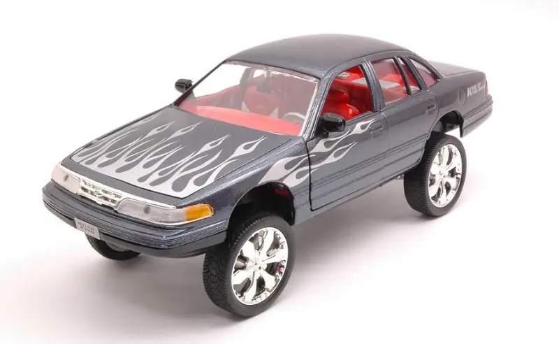 FORD CROWN VICTORIA 1998 GREY METALLIC W/FLAMES 1