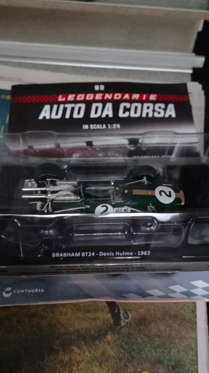 GRANDI FORMULA 1 - BRABHAM BT24. DI Denis Hulme del 1967  con fascicolo NUOVA