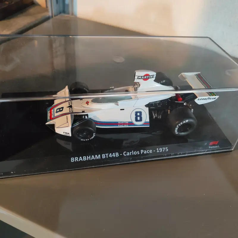 GRANDI FORMULA 1 - BRABHAM BT44B  di Carlos Pace  -1975 -ATTENZIONE GIÀ IN TECA RIGIDA con fascicolo NUOVA