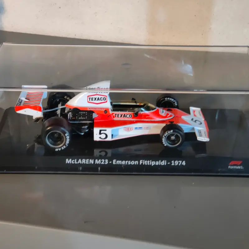 Grandi Formula 1 .  Mc Laren mp23  di Emerson Fittipaldi  1.24  GIA' IN TECA RIGIDA