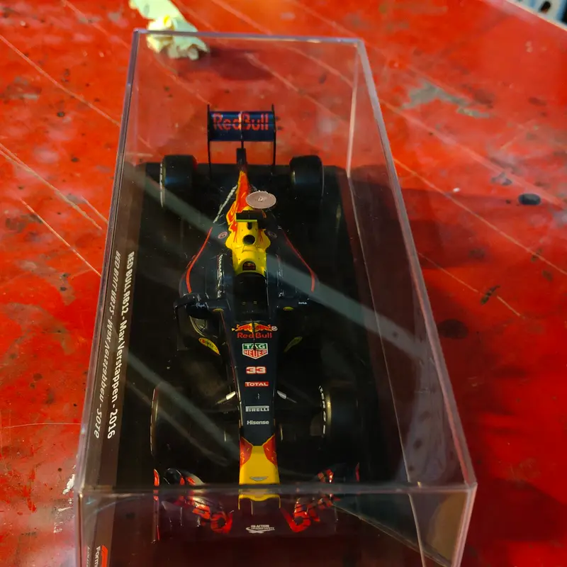 Grandi formula 1 - RED BULL - RB12   di Max Verstappen del 2016  IN TECA RIGIDA SENZA FASCICOLO -  nuova  1.24