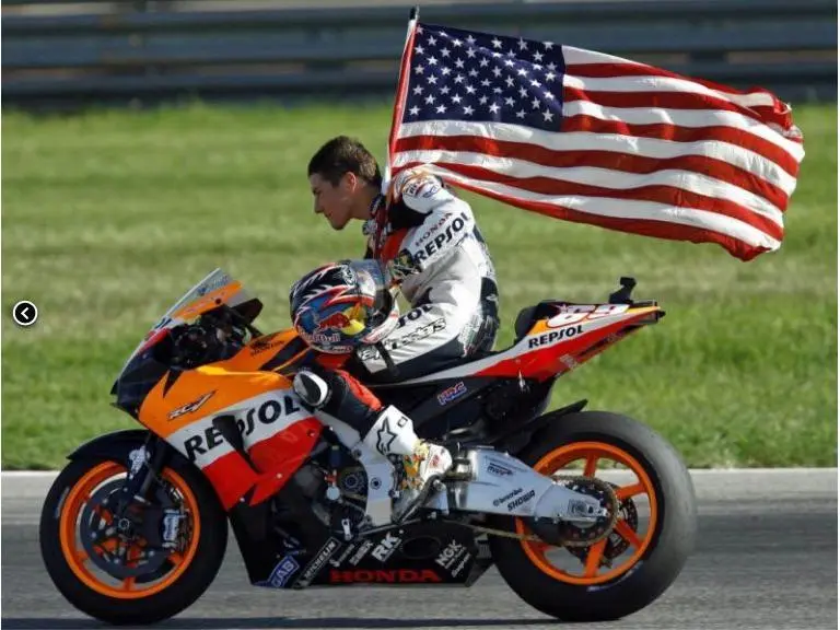 Honda RC211V Nicky Hayden World Champion Moto GP 2006 with figurine and Flag 1
