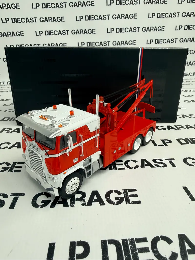 IXO Models 1987 Freightliner FLA Tow Truck Red 1