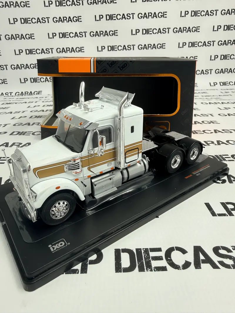 IXO Models 2012 Freightliner Coronado White w/ Gold Stripe 1