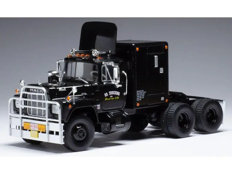 Mack R-Series Black 1966 w/Rear Cabin 1