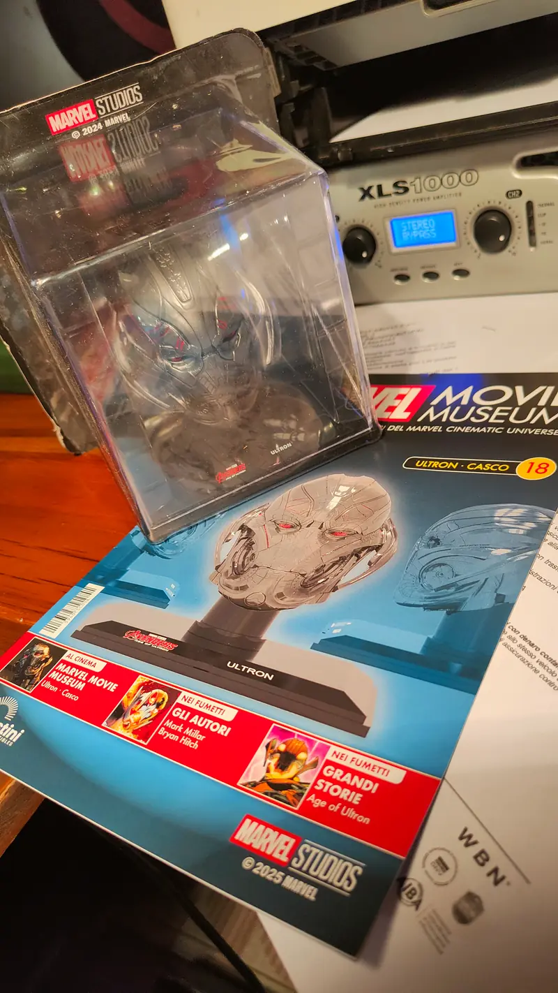 Marvel Movie Museum . Ultron .casco 18° uscita  Nuovo