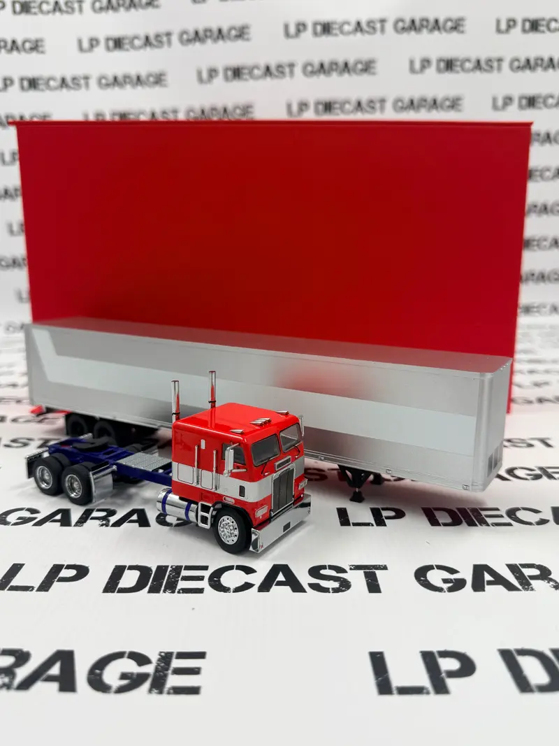 MODEL TRUCK Freightliner Semi w/ Trailer Optimus Prime 1