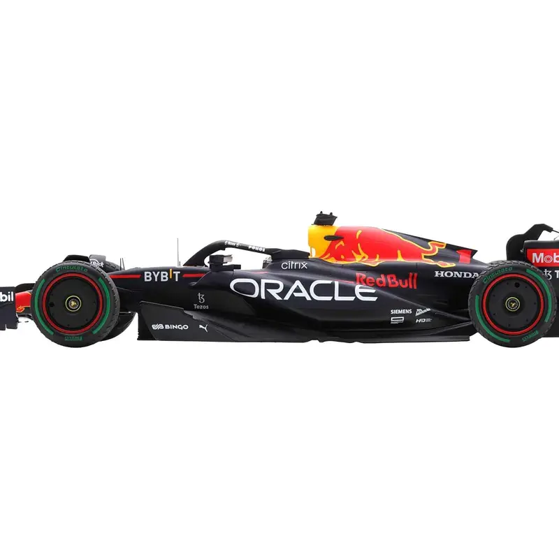 Red Bull Racing RB18 #1 Max Verstappen "Oracle" Winner Formula One F1 Japanese GP (2022) with Acrylic Display Case 1/18 Model Car by Spark