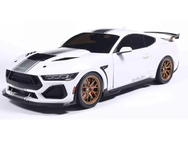 Shelby Mustang Super Snake White/Silver Stripes 2025 1