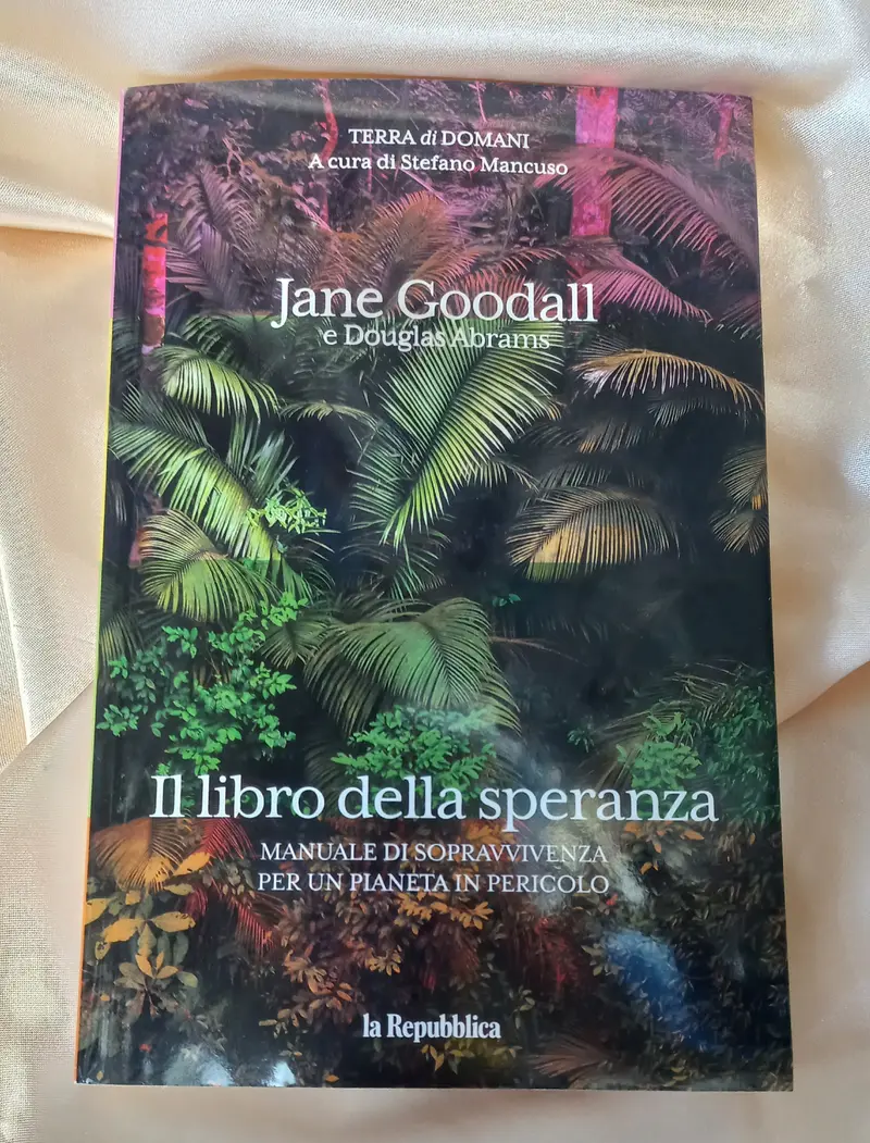 TERRA DI DOMANI 4^ uscita JANE GOODALL e Douglas Abrams - IL LIBRO DELLA SPERANZA Manuale di sopravvivenza per un pianeta in pericolo (Piano dell'opera in 2^ foto)