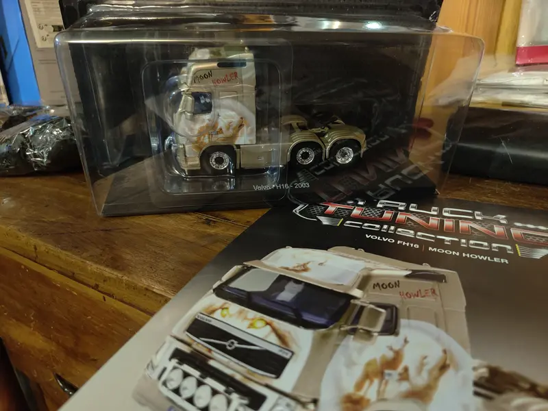 TRUCK TUNING  collection  le motrici più celebri delle livree più spettacolari  Volvo Fh16 Moon howler 5° uscita    nuovo